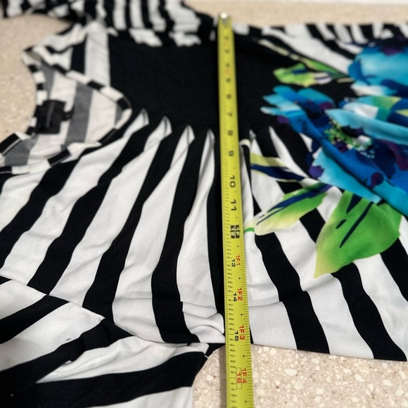 3x25* Investments Blue Floral Top B&W Stripes Size Small Stretchy & Elegant - Picture 12 of 15
